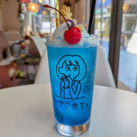 「花とごはんとクリームソーダ なぎさ食堂 "プチパンケーキ&群青のクリームソーダ"」東京ドームシティ ミーツポートエリア(水道橋駅東口)