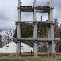 三内丸山遺跡　大型掘立柱建物と現代の鉄塔