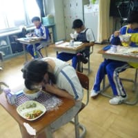 給食「そらまめのさやむきをしよう」