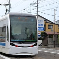 豊橋鉄道 東田～競輪場前(2025.6.8) 旧名鉄 復刻デザインラ ッピング モ３２０３ 、ほっトラム Ｔ１００１ 並び