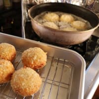 揚げるときパンクしないコツも学んで、手作りコロッケは美味だった…　