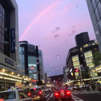 第五波非常事態宣言初日の京都四条通りに希望の虹
