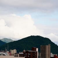 2025.07.11(金)AM06:57の藻岩山・平和祈念塔・手稲山・三角山・円山