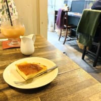 暑い街から落ち着いた店内へ。