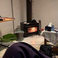 寒い冬の日に薪ストーブの前で過ごした日