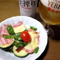 畔で咲くタンポポに紋白蝶