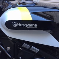 Husqvarna VITPILEN 401 に 純正のカラーリングボディーキットを付けて頂きました。