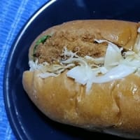 【06/04昼食】コロッケパン、コロッケの仕様が変わったとおも～んだね：D