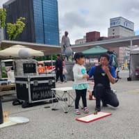 新山口駅で定期開催されるしんやまエキスポで大道芸パフォーマンスを披露するMr.MANE