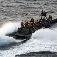 タンカーから遭難信号…米海軍が海賊5人拘束、日本の海自が援助　中国海軍は無視