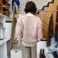 Robe  Vネックデニムジャケットとチェックパンツとシャギーカーディガン