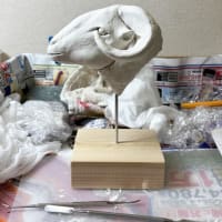 レリーフ立体の「羊」を製作中