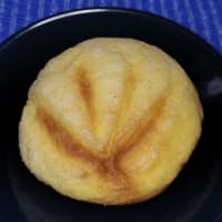【05/17おやつ】北海道産バターメロンパン、かなり久々のパンなんだね：D