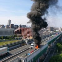 先ほど、阪神高速で車両が爆発炎上！