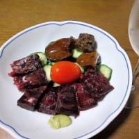 畔で咲くタンポポに紋白蝶