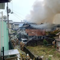 広島市佐伯区五日市中央1丁目の店舗兼住宅から出火、木造2階建て延べ約200平方メートルを全焼。近隣には、桧田病院とWantsがある。過去日本一のマンモス町「五日市町」。　　