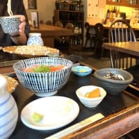 暑い街から落ち着いた店内へ。