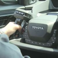 トヨタ自動車は、足元のペダルをなくし、ハンドルを手で操作するだけで車を動かせる新たな運転システムを公開