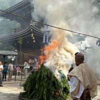 法楽寺「柴燈大護摩供」 修験道者によって護摩木の煙が天まで届く 