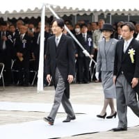 秋篠宮両殿下は千鳥ヶ淵　天皇陛下は