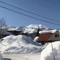 羊蹄山と屋根の雪