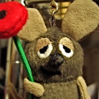 「いろを　あつめてるのさ。　ふゆは　はいいろだからね。」