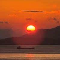 夕陽と船　不知火海の夕景