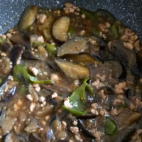 うちのごはん　茄子とピーマンと豚ひき肉の炊いたん　と　サラダ(^.^)