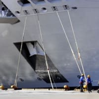 大型客船ＭＳＣベリッシマ号の、もやい作業を見守る。