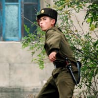 写真 海外記者に物を投げる北朝鮮兵士 世界面白写真館