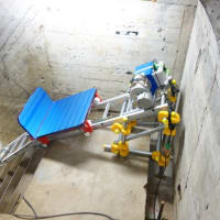 ダム改修工事　地下階段へ荷揚げ用リフト設置