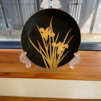 花菖蒲義父の形見の黒き皿
