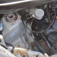 軽4輪貨物自動車　発電機プーリーが泣く