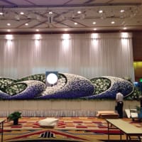 偲ぶ会、祭壇搬入完成。