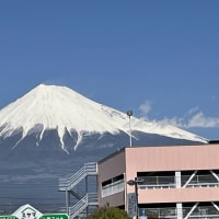 富士山キレイだった！縁起が良い。仕事してるスキ間に食べて寝ての生活💧