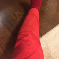 近所のおばさんが編んでくれた靴下も赤い