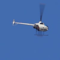 ヘリコプター[JA7887]白｜上空で旋回