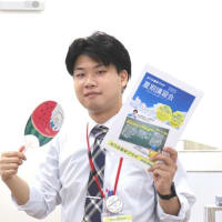 絵と、朗々と響く名調子で、生徒たちの夏を応援します。