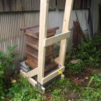 ミツバチの巣箱を待ち上げる装置を試作中(3/x)