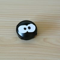 ゴキブリ対策のブラックキャップがゴキブリに見えるので、目を付けるアイデアがSNSで人気