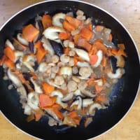 おばさんの料理教室　　海老と椎茸を使ったアヒージョ😀