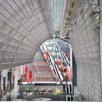京都駅ビルは絶好の撮影スポット！・・・大階段　空中経路　大空広場