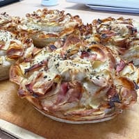 ベーコンとポテトで花の形のパン