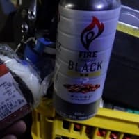 深夜のコンビニで何やらゴソゴソ・・・