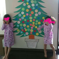 育児：  壁面クリスマスツリー