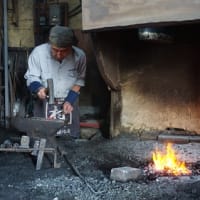 滋賀県高島に復活した古い鍛冶場の火入れ式へ。暮らしを支える鎌や鉈を昔ながらの技術で作る鍛冶場。