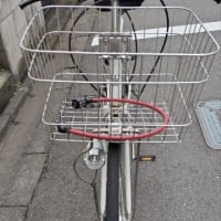白から、ネイビーブルーの自転車へ。