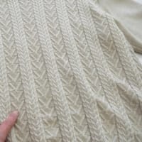 古いシミが全体についたセーター