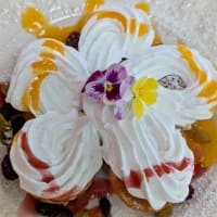 「花とごはんとクリームソーダ なぎさ食堂 "プチパンケーキ&群青のクリームソーダ"」東京ドームシティ ミーツポートエリア(水道橋駅東口)