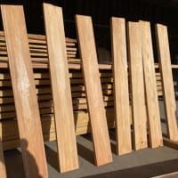 丸太から製材します。今回は桧の階段板を製材しました。